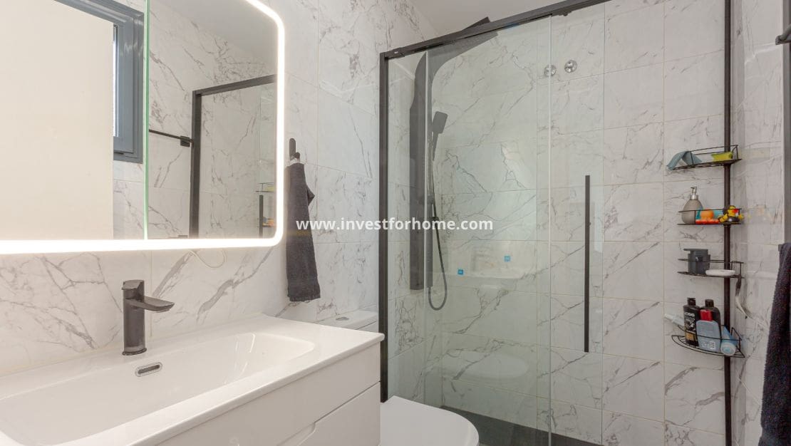 2 bedroom Apartment for sale in Villamartin with pool - € 329,000 (Ref: 9809794)