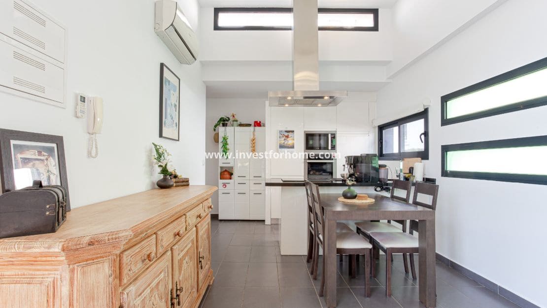 2 bedroom Apartment for sale in Villamartin with pool - € 329,000 (Ref: 9809794)