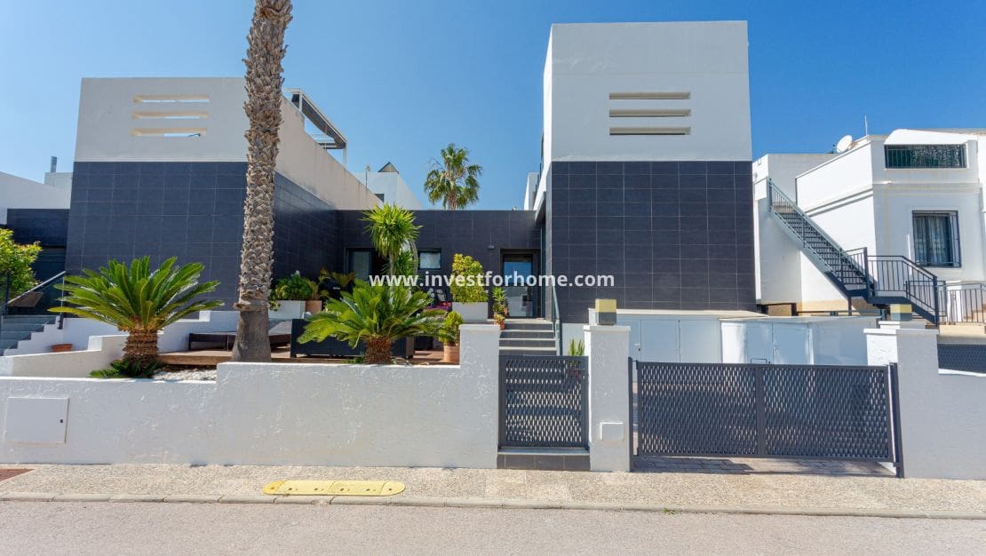 2 bedroom Apartment for sale in Villamartin with pool - € 329,000 (Ref: 9809794)