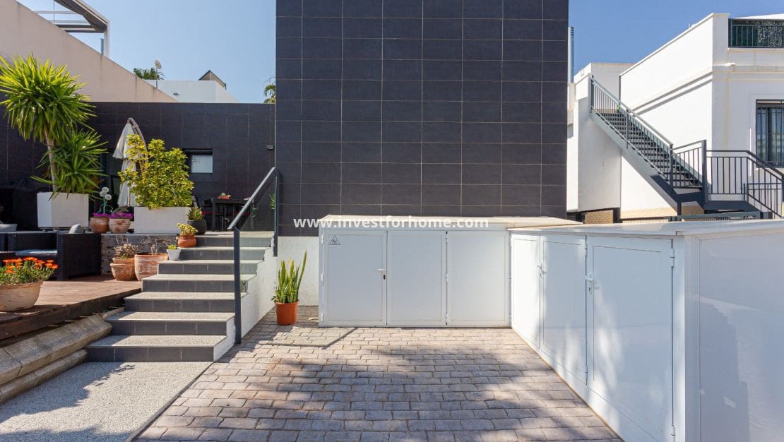 2 bedroom Apartment for sale in Villamartin with pool - € 329,000 (Ref: 9809794)