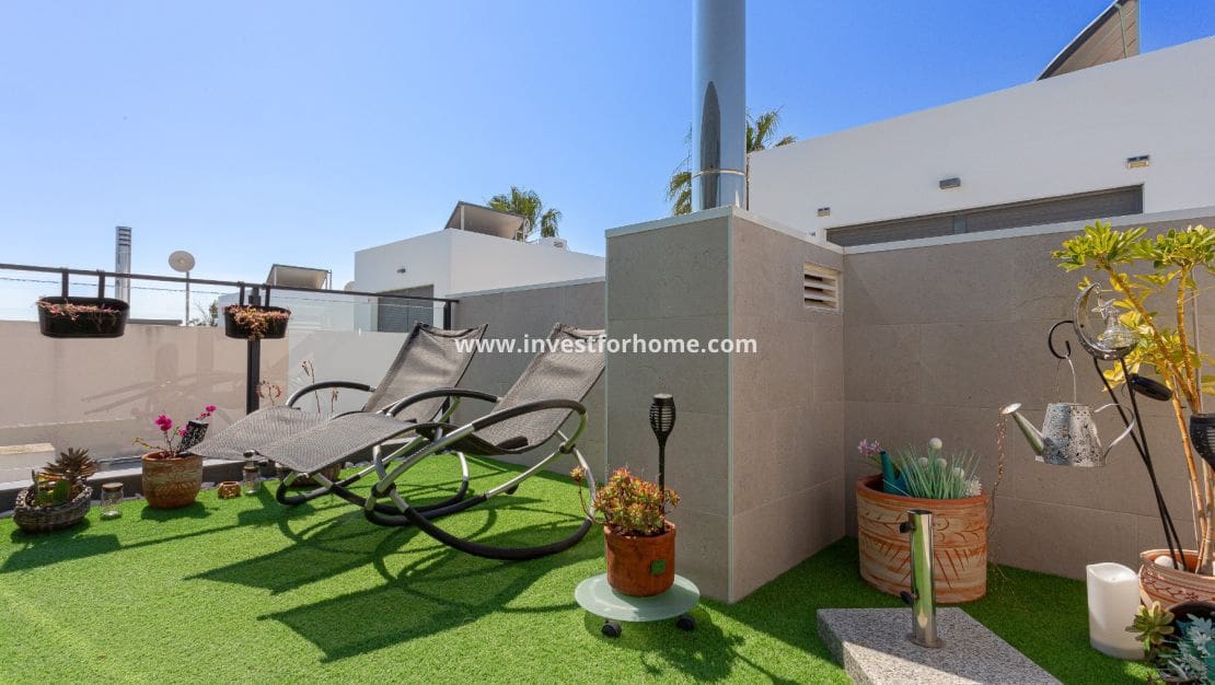 2 bedroom Apartment for sale in Villamartin with pool - € 329,000 (Ref: 9809794)