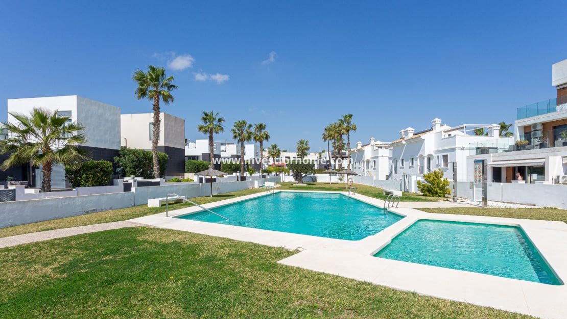 2 bedroom Apartment for sale in Villamartin with pool - € 329,000 (Ref: 9809794)