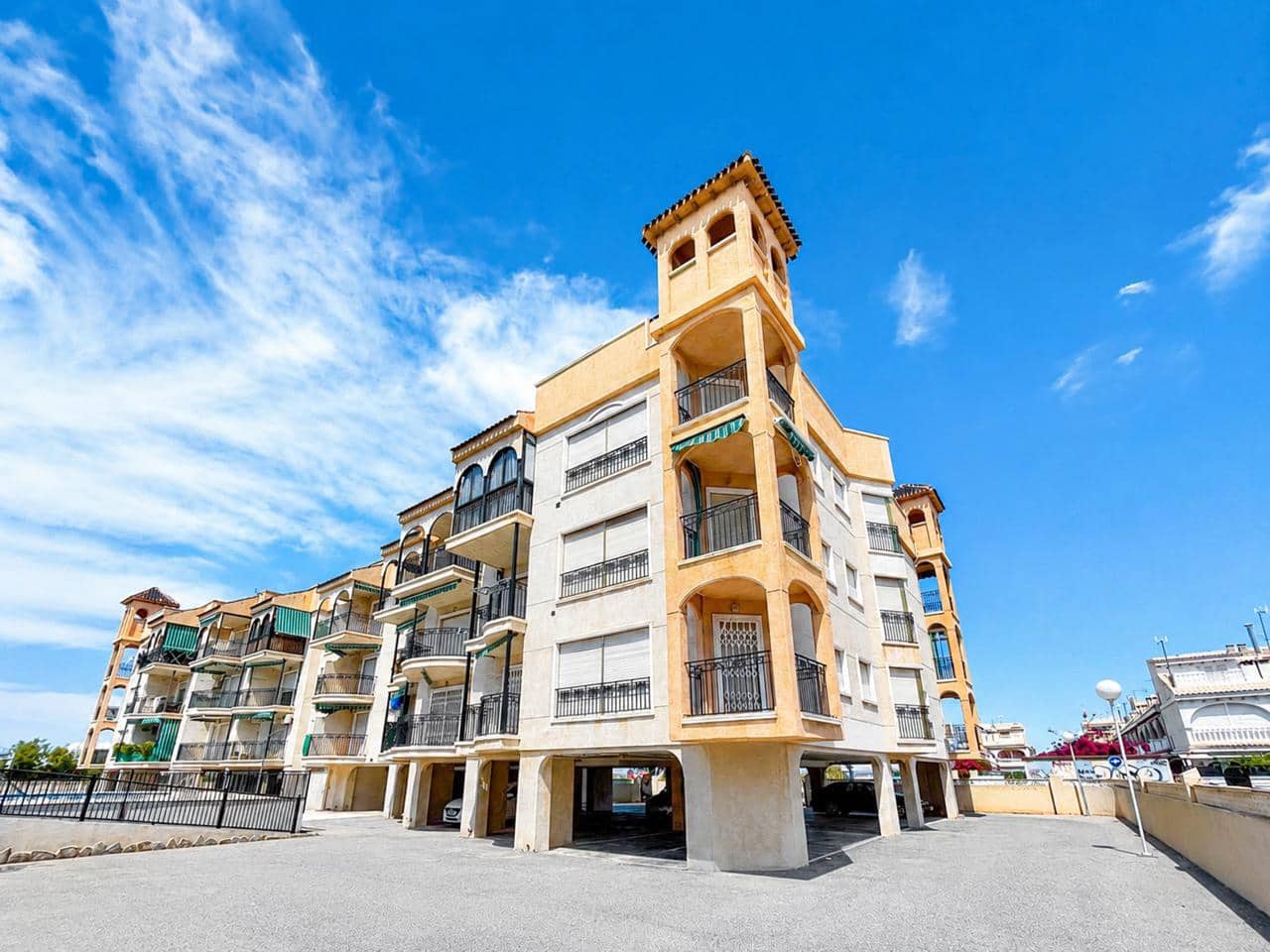 2 slaapkamer Flat te koop in Santa Pola met zwembad garage - € 174.000 (Ref: 10019707)