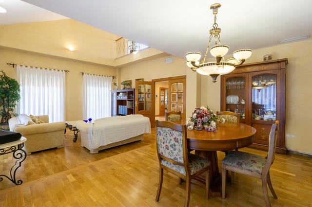 5 bedroom Villa for sale in Cox with garage - € 530,000 (Ref: 9035595)