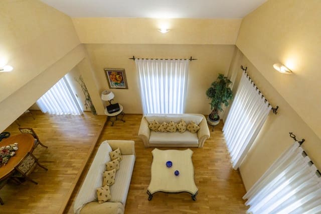 5 bedroom Villa for sale in Cox with garage - € 530,000 (Ref: 9035595)