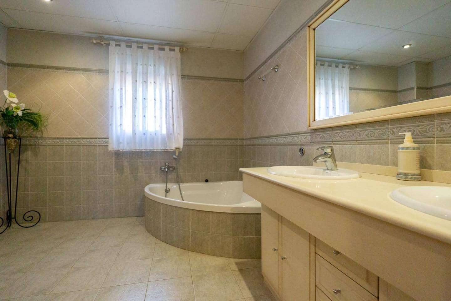 5 soverom Villa til salgs i Cox med garasje - € 530 000 (Ref: 9035595)