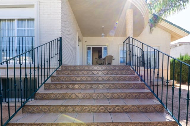 5 bedroom Villa for sale in Cox with garage - € 530,000 (Ref: 9035595)