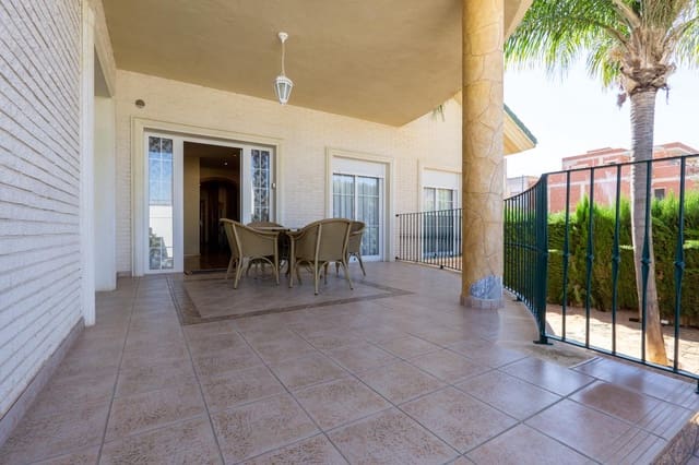 5 bedroom Villa for sale in Cox with garage - € 530,000 (Ref: 9035595)