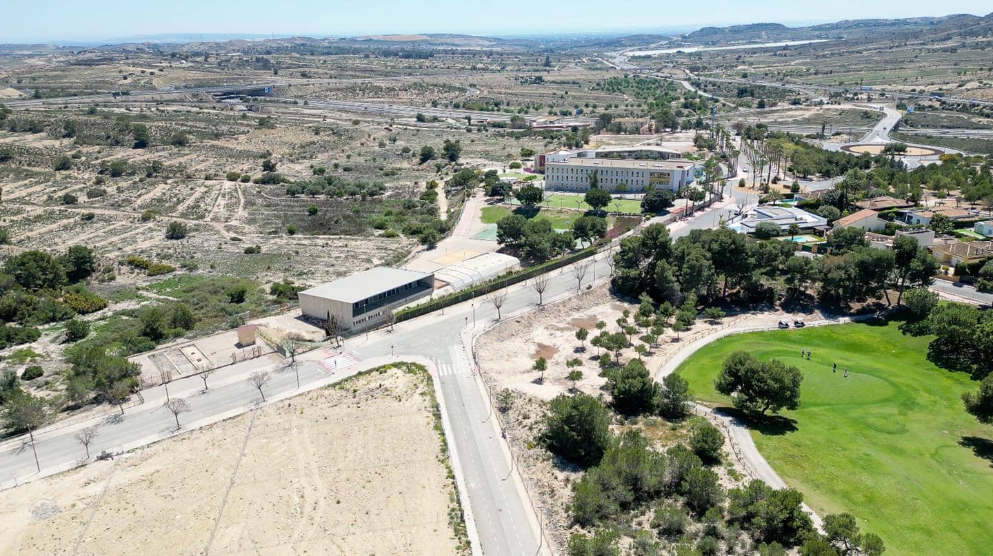 3 soverom Villa til salgs i Monforte del Cid med svømmebasseng garasje - € 550 000 (Ref: 9035598)