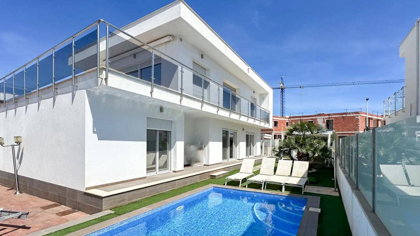 4 soveværelse Villa til salg i Gran Alacant med swimmingpool garage - € 690.000 (Ref: 9066604)