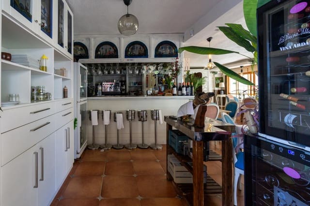 1 bedroom Business for sale in Arenales del Sol, Elche / Elx with garage - € 325,000 (Ref: 9374045)