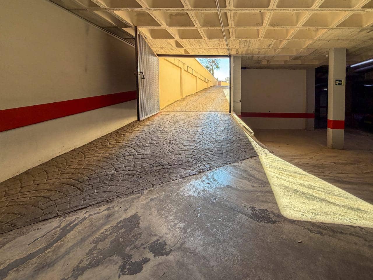 Garage for sale in Guardamar del Segura - € 8,900 (Ref: 9733916)