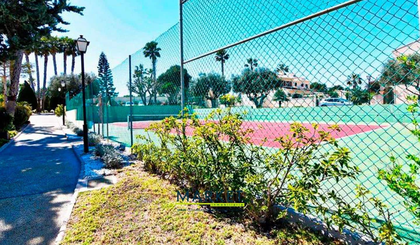 4 soveværelse Villa til salg i Gran Alacant med swimmingpool garage - € 379.000 (Ref: 9789766)