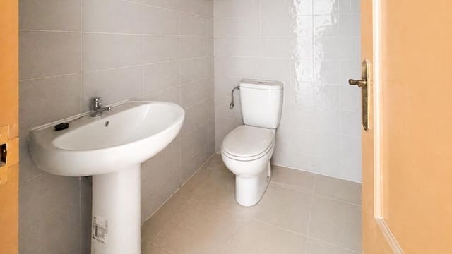 1 makuuhuone Yritys myytävänä paikassa Las Bayas, Elche / Elx - 95 000 € (Ref: 9809405)