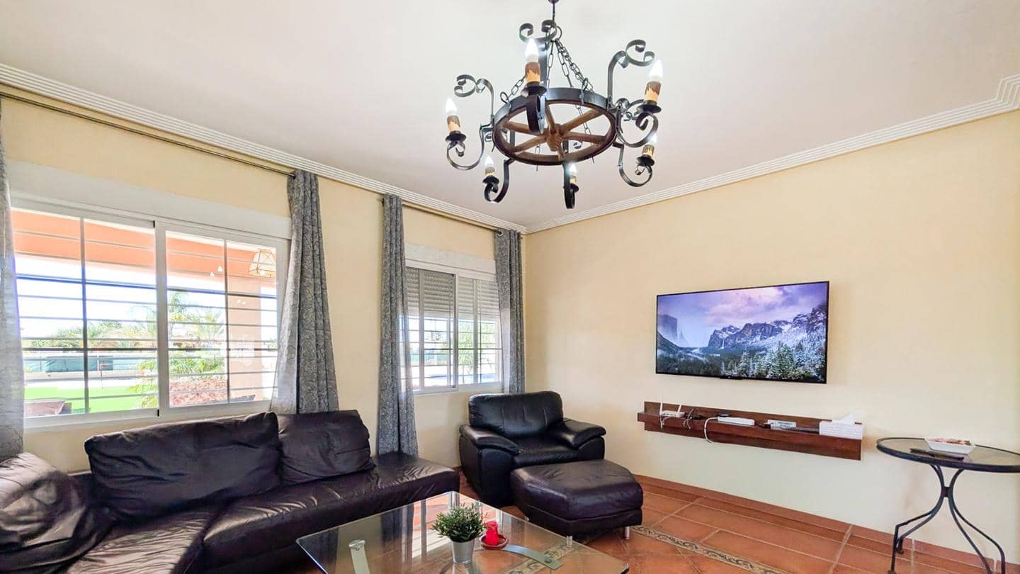 4 Zimmer Villa zu verkaufen in Elche / Elx mit Pool Garage - 850.000 € (Ref: 9901632)