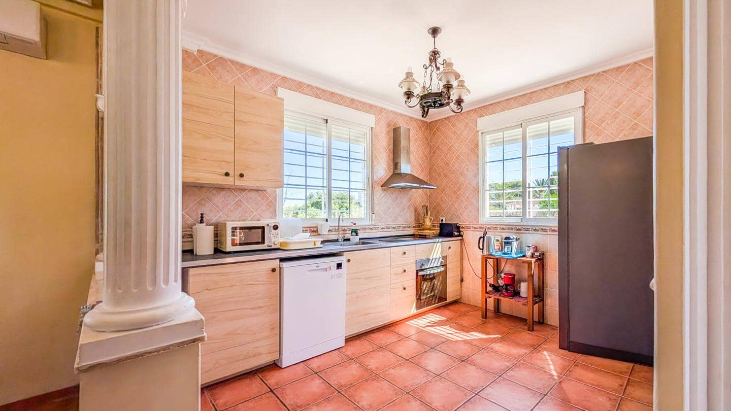 4 Zimmer Villa zu verkaufen in Elche / Elx mit Pool Garage - 850.000 € (Ref: 9901632)