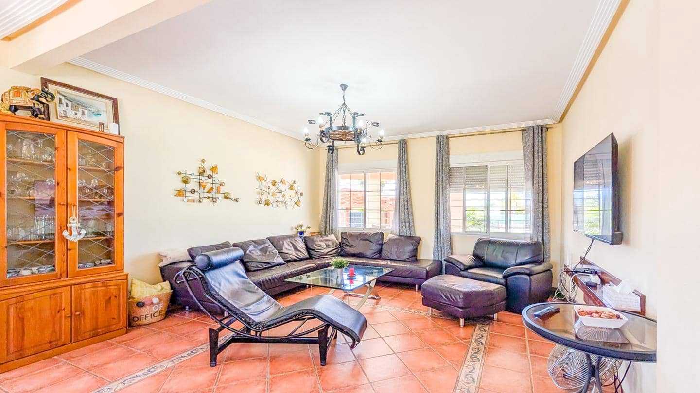 4 Zimmer Villa zu verkaufen in Elche / Elx mit Pool Garage - 850.000 € (Ref: 9901632)