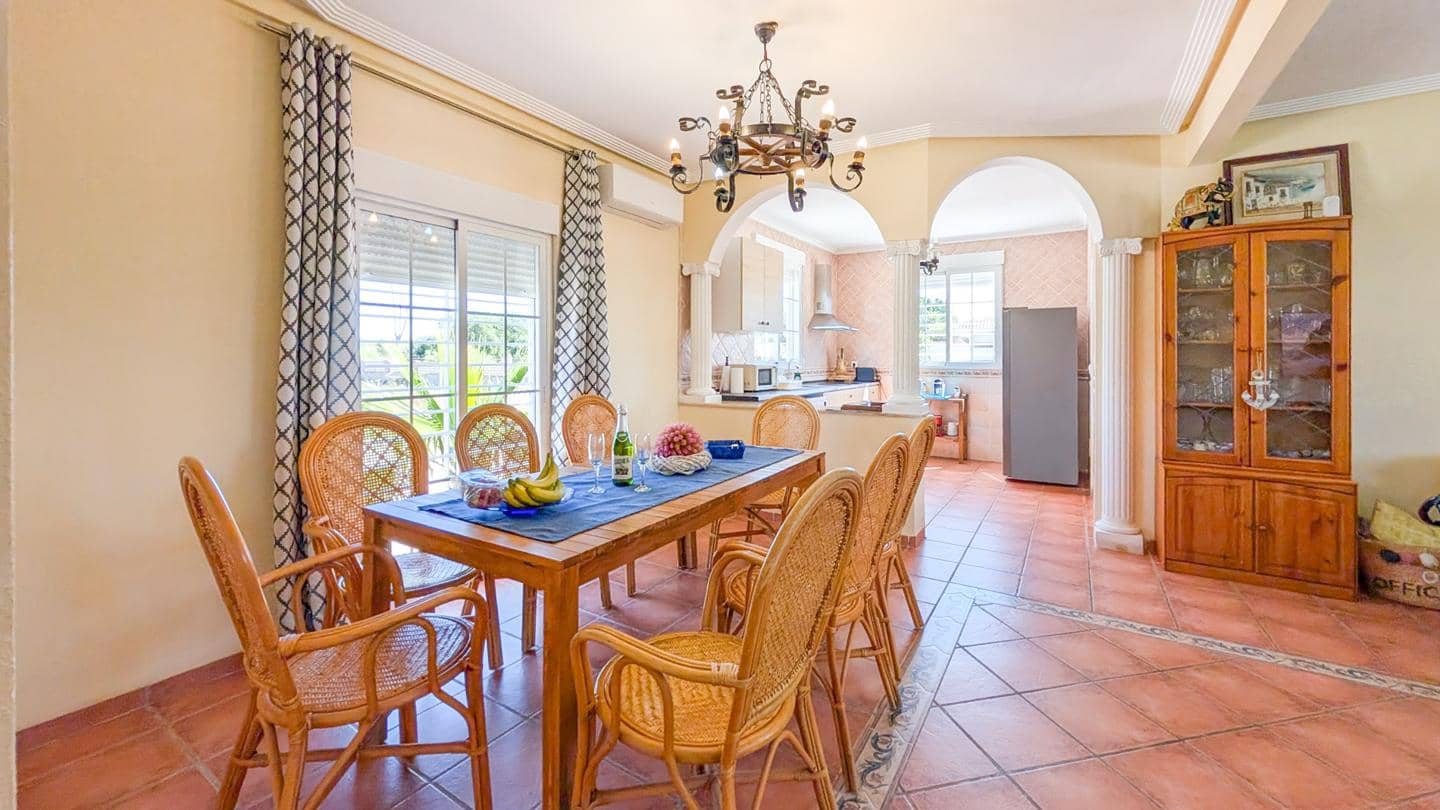 4 Zimmer Villa zu verkaufen in Elche / Elx mit Pool Garage - 850.000 € (Ref: 9901632)