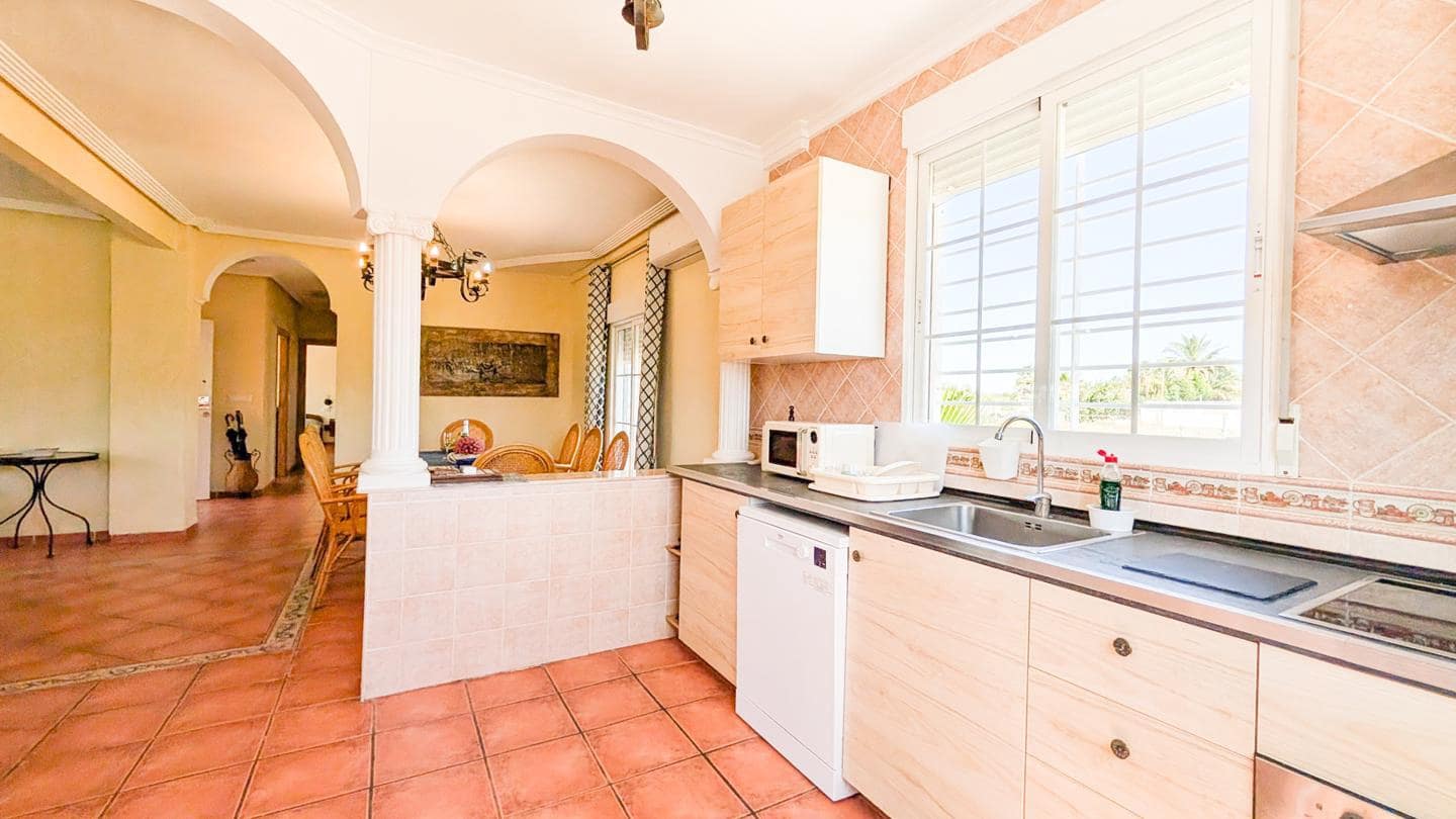 4 Zimmer Villa zu verkaufen in Elche / Elx mit Pool Garage - 850.000 € (Ref: 9901632)