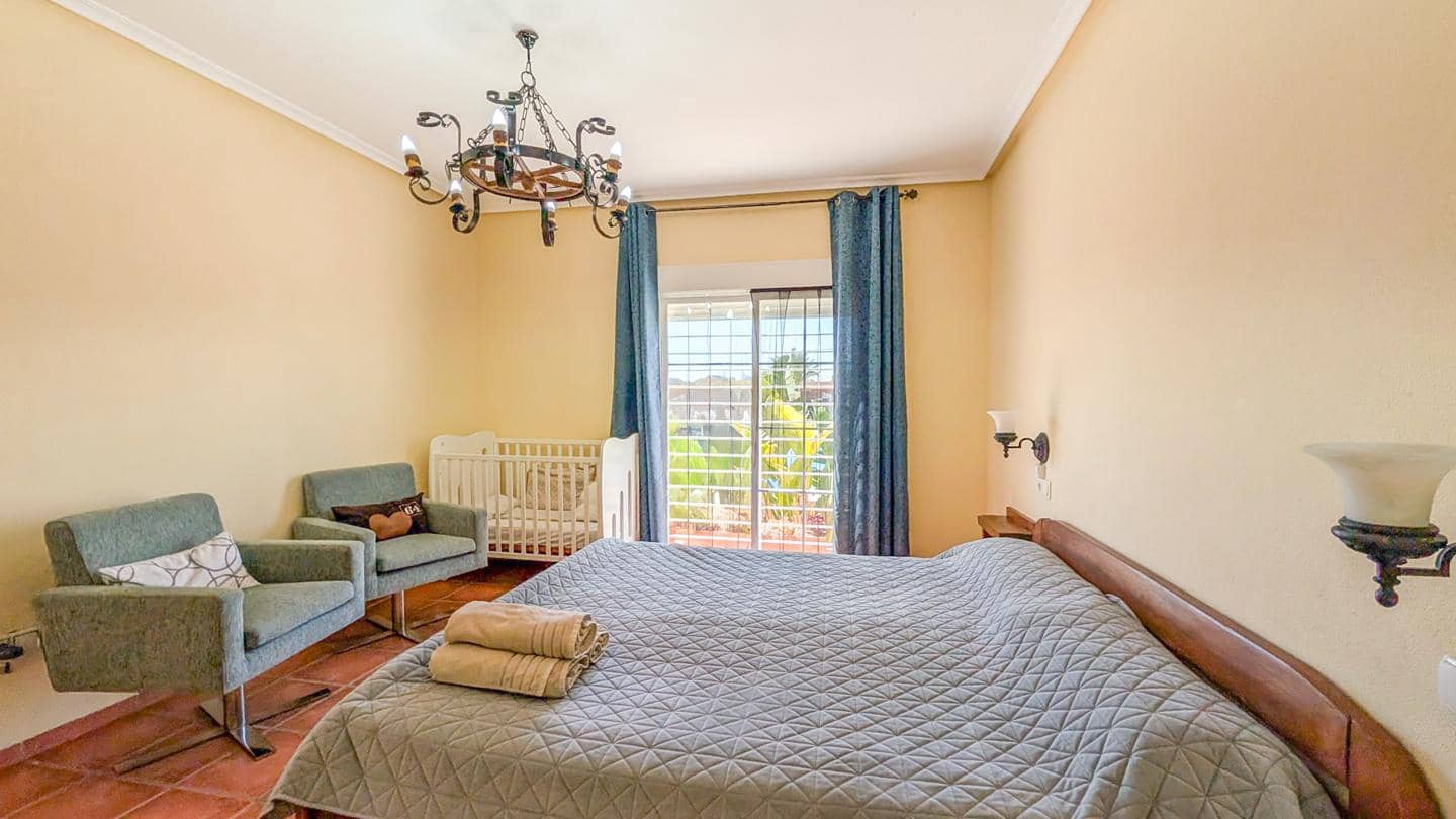 4 Zimmer Villa zu verkaufen in Elche / Elx mit Pool Garage - 850.000 € (Ref: 9901632)