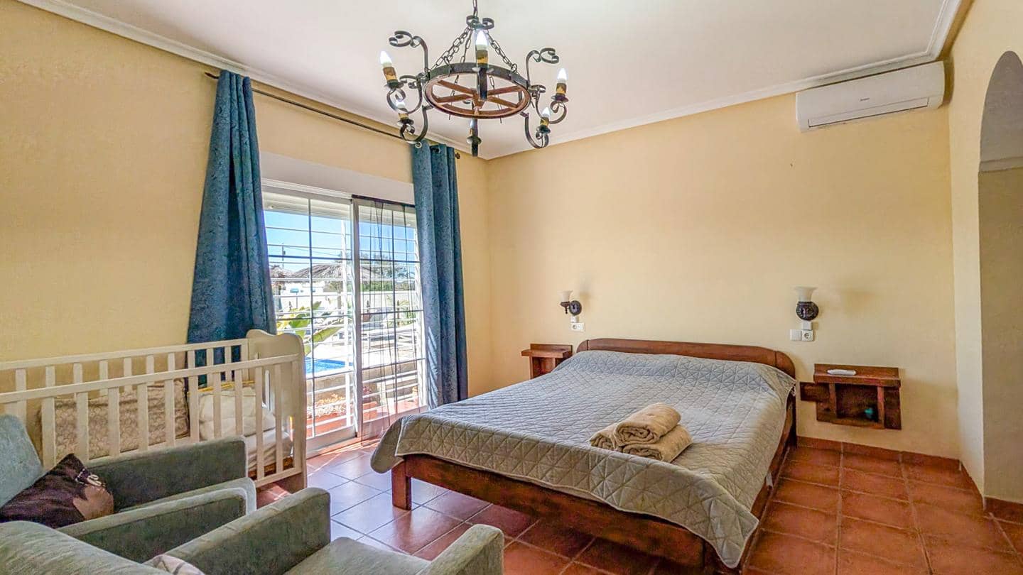4 Zimmer Villa zu verkaufen in Elche / Elx mit Pool Garage - 850.000 € (Ref: 9901632)