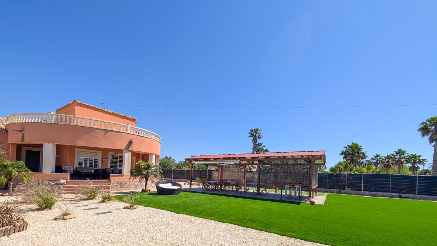 4 Zimmer Villa zu verkaufen in Elche / Elx mit Pool Garage - 850.000 € (Ref: 9901632)
