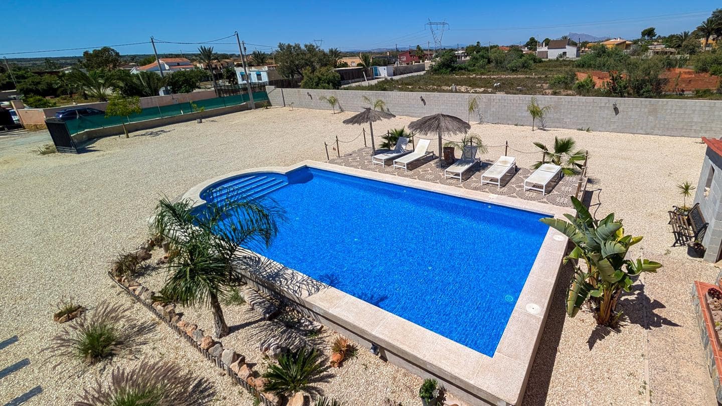 4 Zimmer Villa zu verkaufen in Elche / Elx mit Pool Garage - 850.000 € (Ref: 9901632)