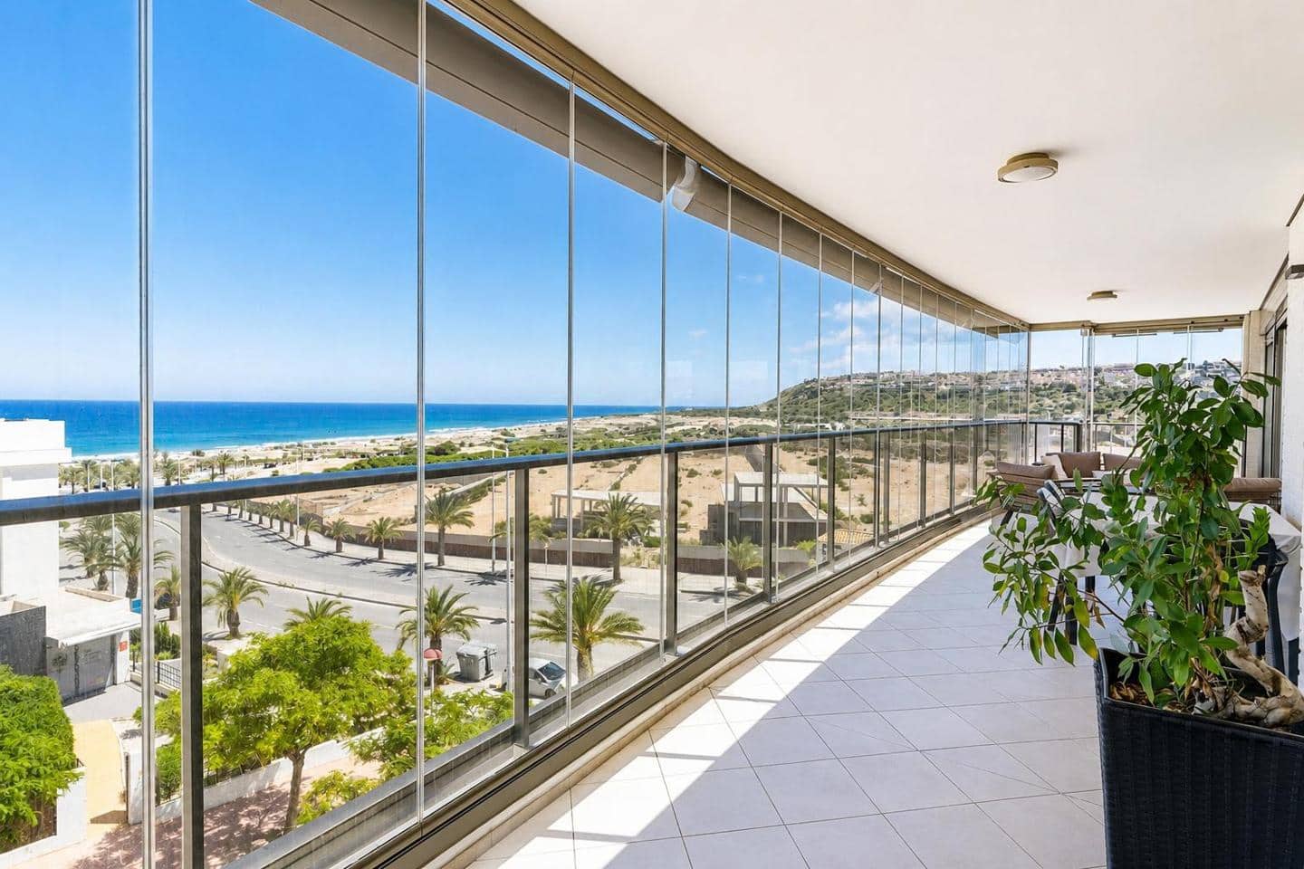 3 makuuhuone Asunto myytävänä paikassa Arenales del Sol mukana uima-altaan 
autotalli - 742 000 € (Ref: 9905083)