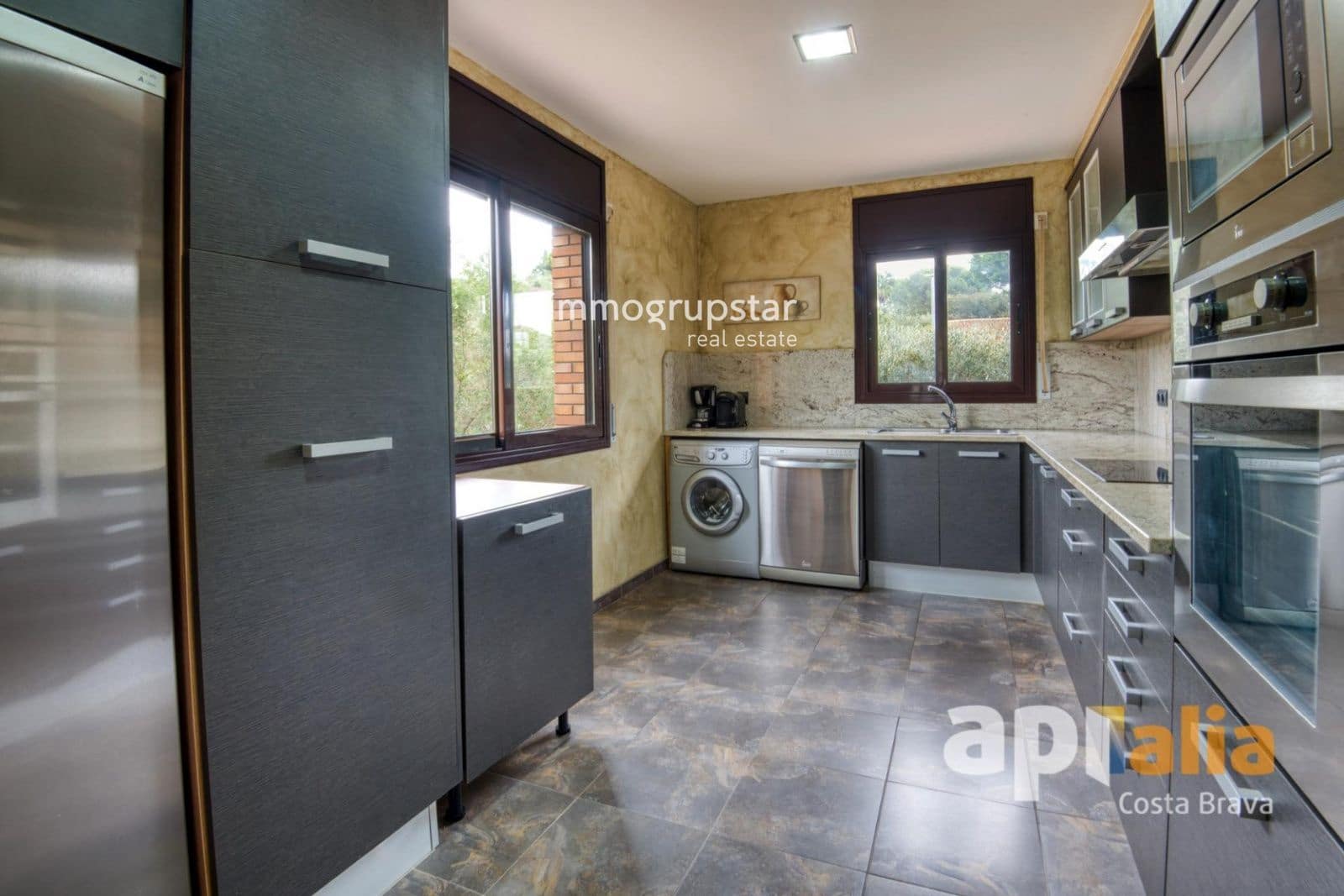 6 bedroom Villa for sale in Calonge i Sant Antoni with pool garage - € 650,000 (Ref: 10125070)
