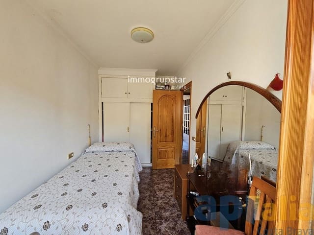 5 bedroom Villa for sale in Sant Joan de Palamós, Palamós with garage - € 335,000 (Ref: 9041405)