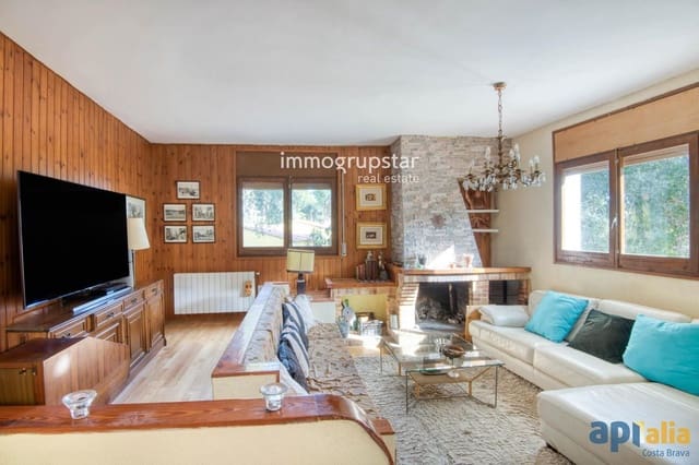 6 bedroom Villa for sale in Sant Feliu de Guíxols with pool garage - € 550,000 (Ref: 9051710)