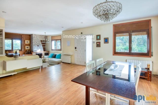 6 bedroom Villa for sale in Sant Feliu de Guíxols with pool garage - € 550,000 (Ref: 9051710)