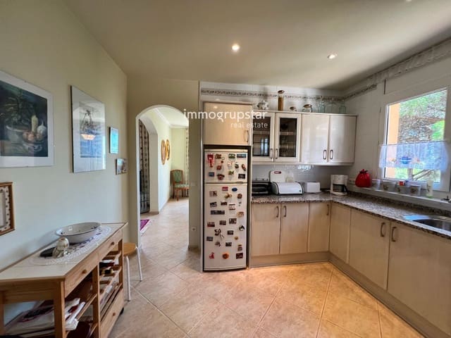 4 bedroom Villa for sale in Santa Cristina d'Aro with pool garage - € 630,000 (Ref: 9143320)