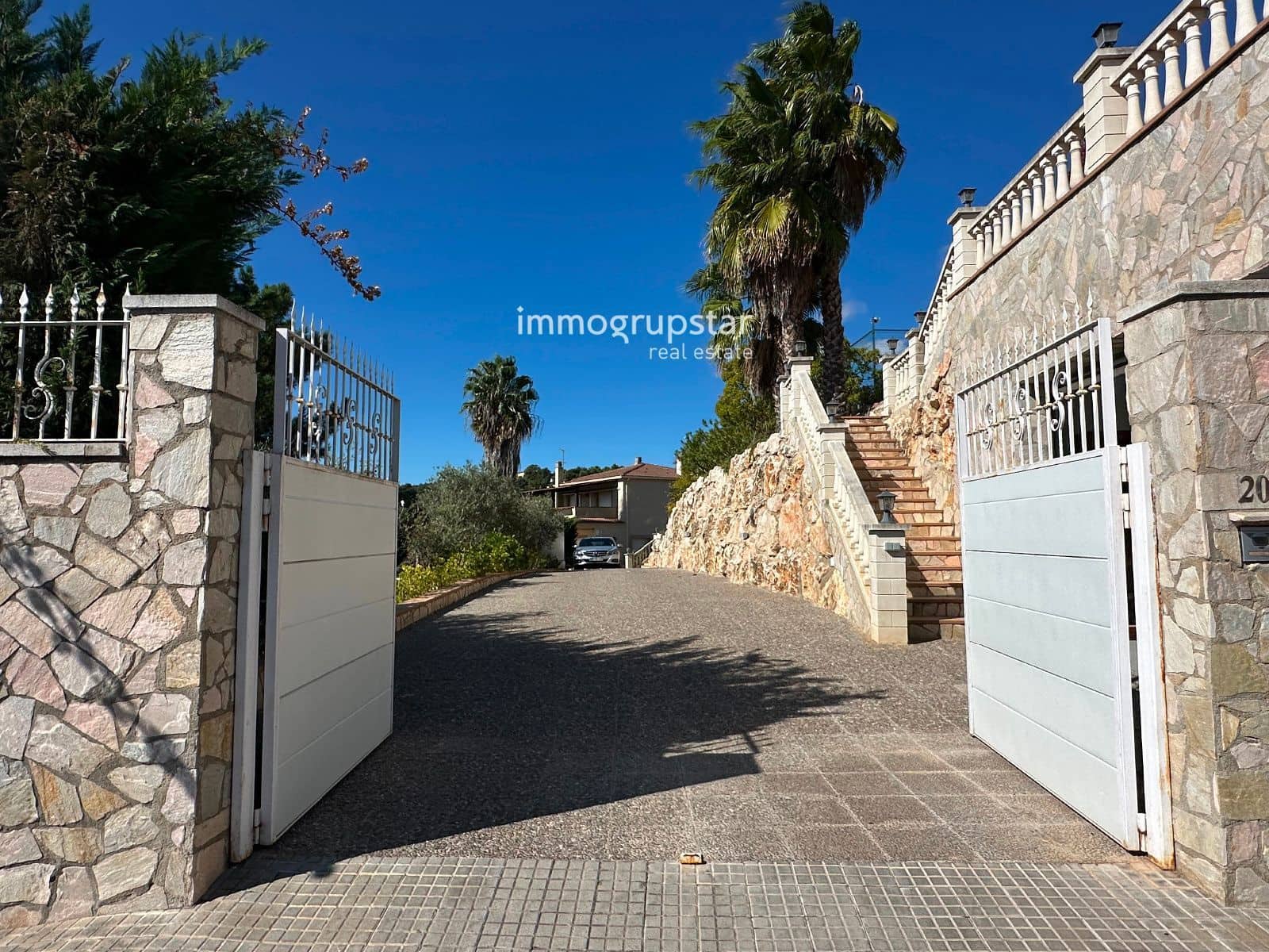 5 bedroom Villa for sale in Lloret de Mar with pool garage - € 795,000 (Ref: 9307272)