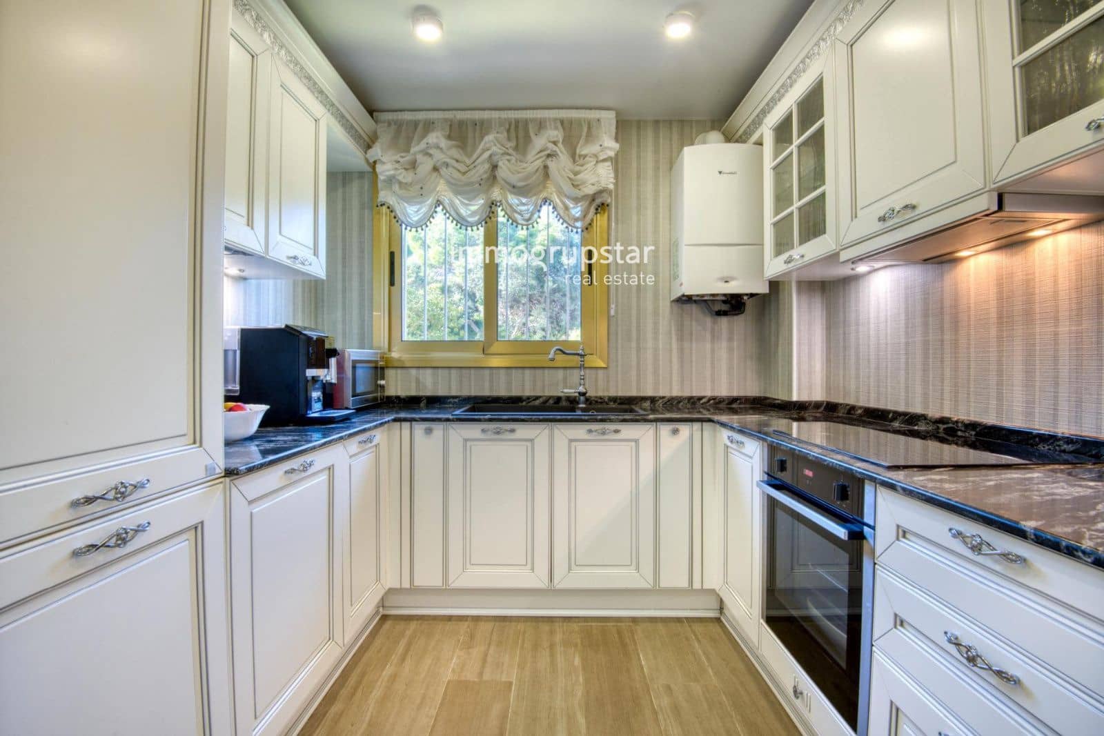 2 slaapkamer Flat te koop in Sant Feliu de Guixols met zwembad garage - € 650.000 (Ref: 9340369)