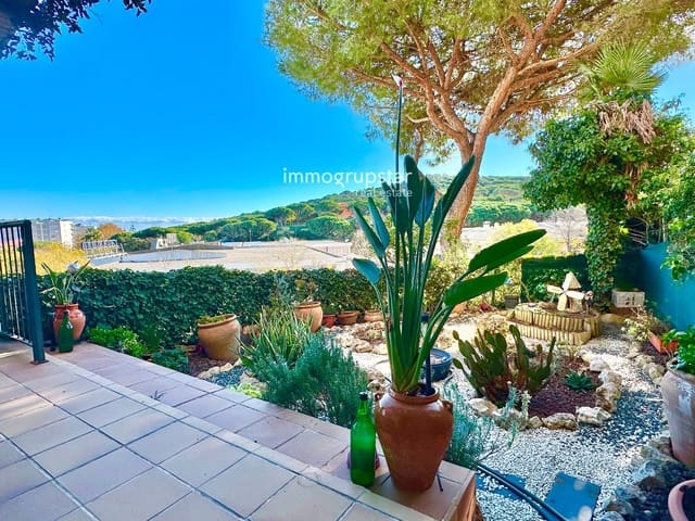 2 bedroom Flat for sale in S'Agaro, Castell-Platja d'Aro with garage - € 225,000 (Ref: 9417979)