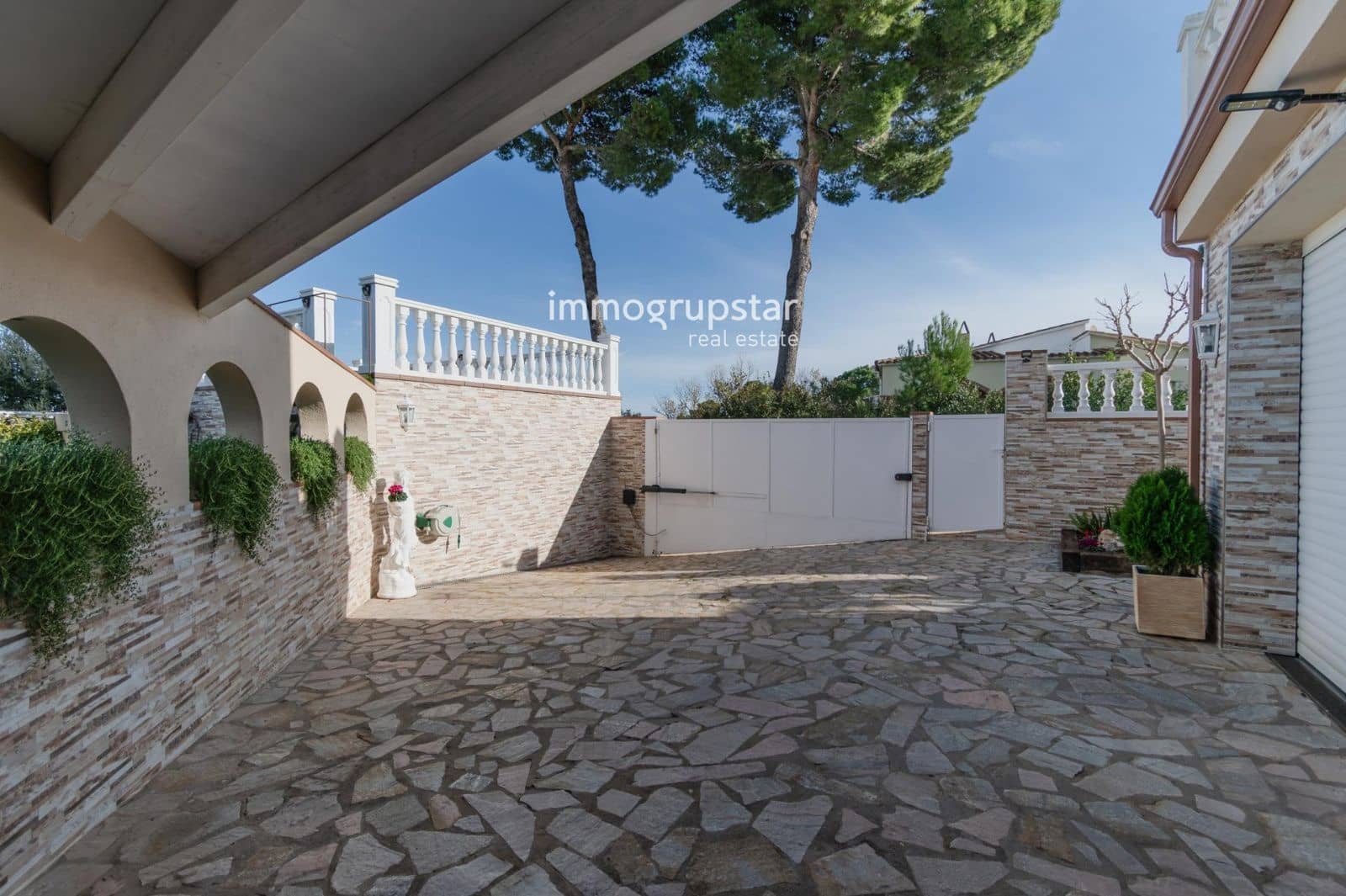 5 soverom Villa til salgs i Pals med svømmebasseng garasje - € 1 200 000 (Ref: 9446961)