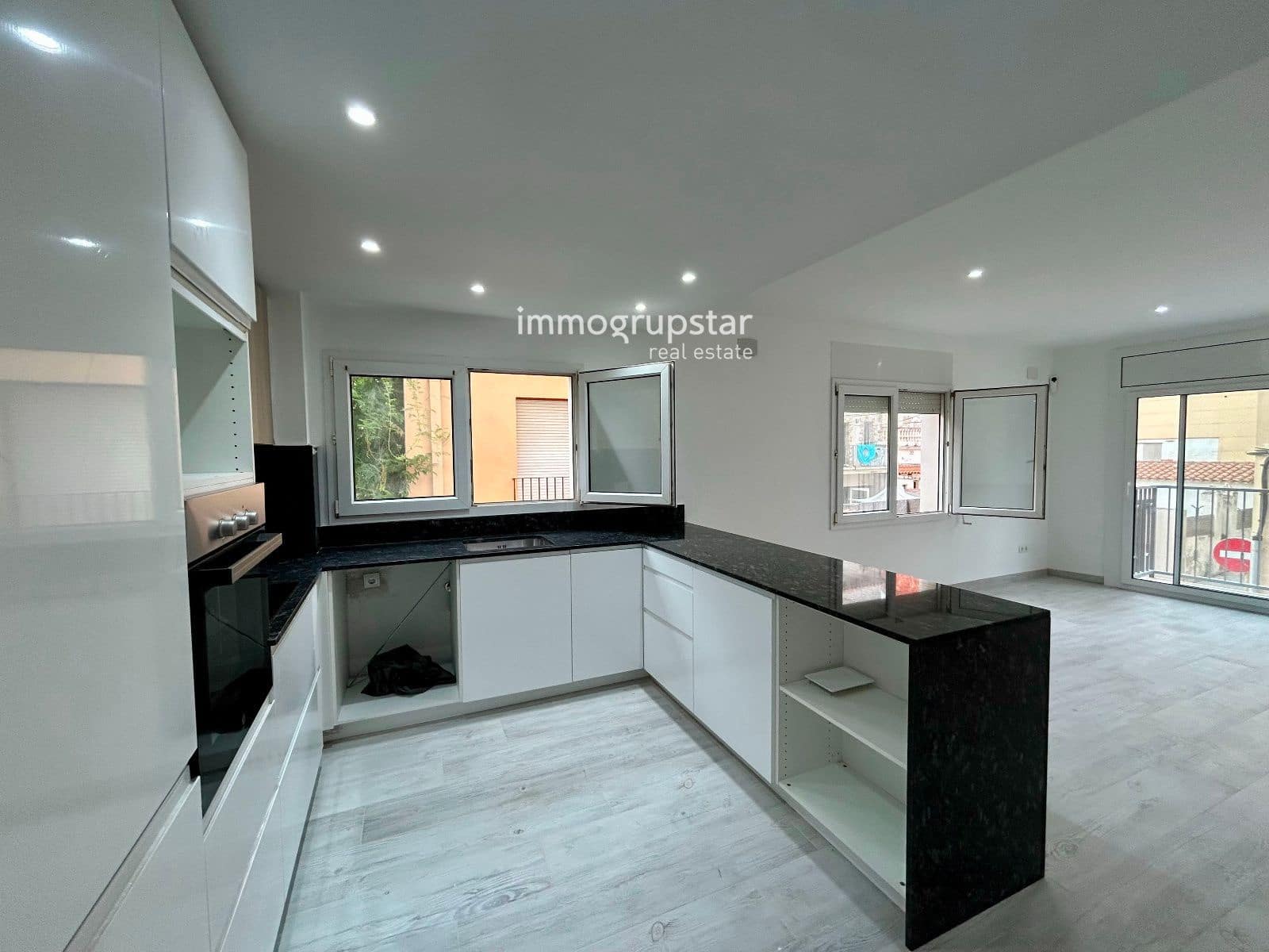 3 bedroom Flat for sale in Palamos with garage - € 279,000 (Ref: 9473523)