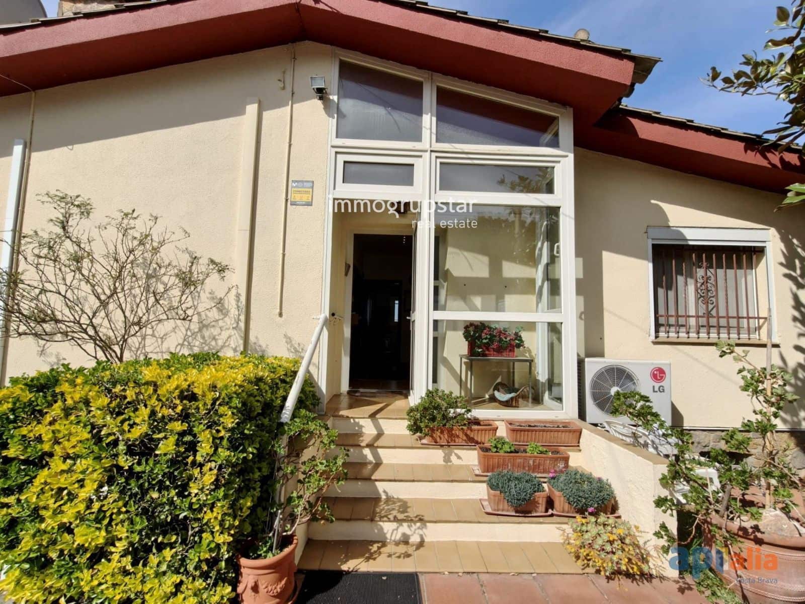 4 bedroom Villa for sale in Sant Antoni de Calonge with garage - € 565,000 (Ref: 9765323)