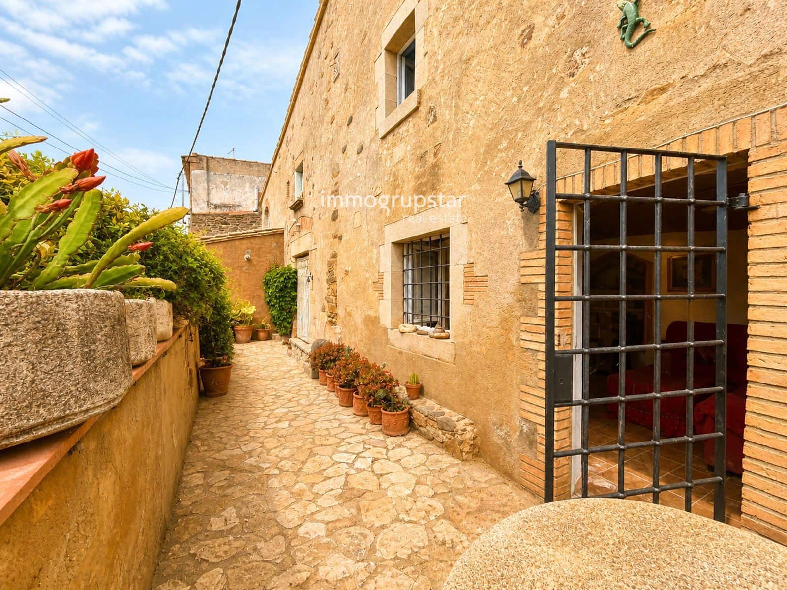 3 slaapkamer Villa te koop in Vall-llobrega met garage - € 450.000 (Ref: 9821718)
