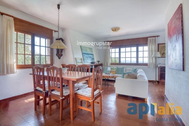 3 soveværelse Villa til salg i Santa Cristina d'Aro med swimmingpool garage - € 360.000 (Ref: 9911999)
