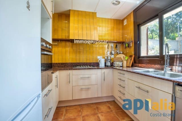3 soveværelse Villa til salg i Santa Cristina d'Aro med swimmingpool garage - € 360.000 (Ref: 9911999)