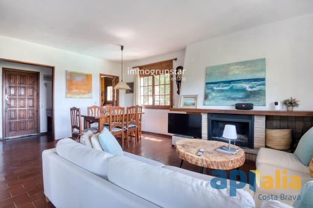 3 soveværelse Villa til salg i Santa Cristina d'Aro med swimmingpool garage - € 360.000 (Ref: 9911999)