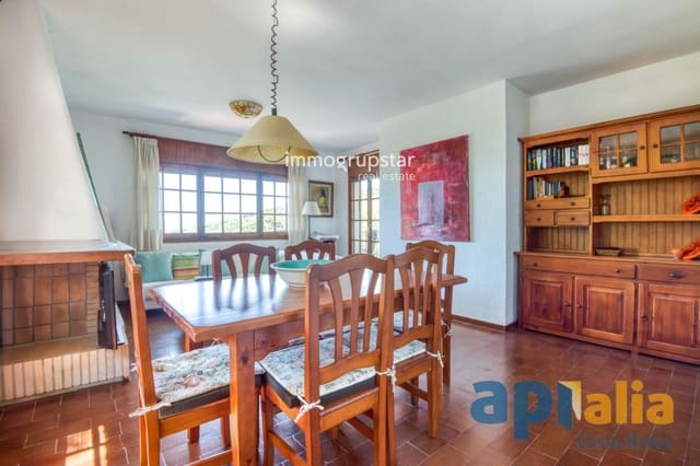 3 soveværelse Villa til salg i Santa Cristina d'Aro med swimmingpool garage - € 360.000 (Ref: 9911999)