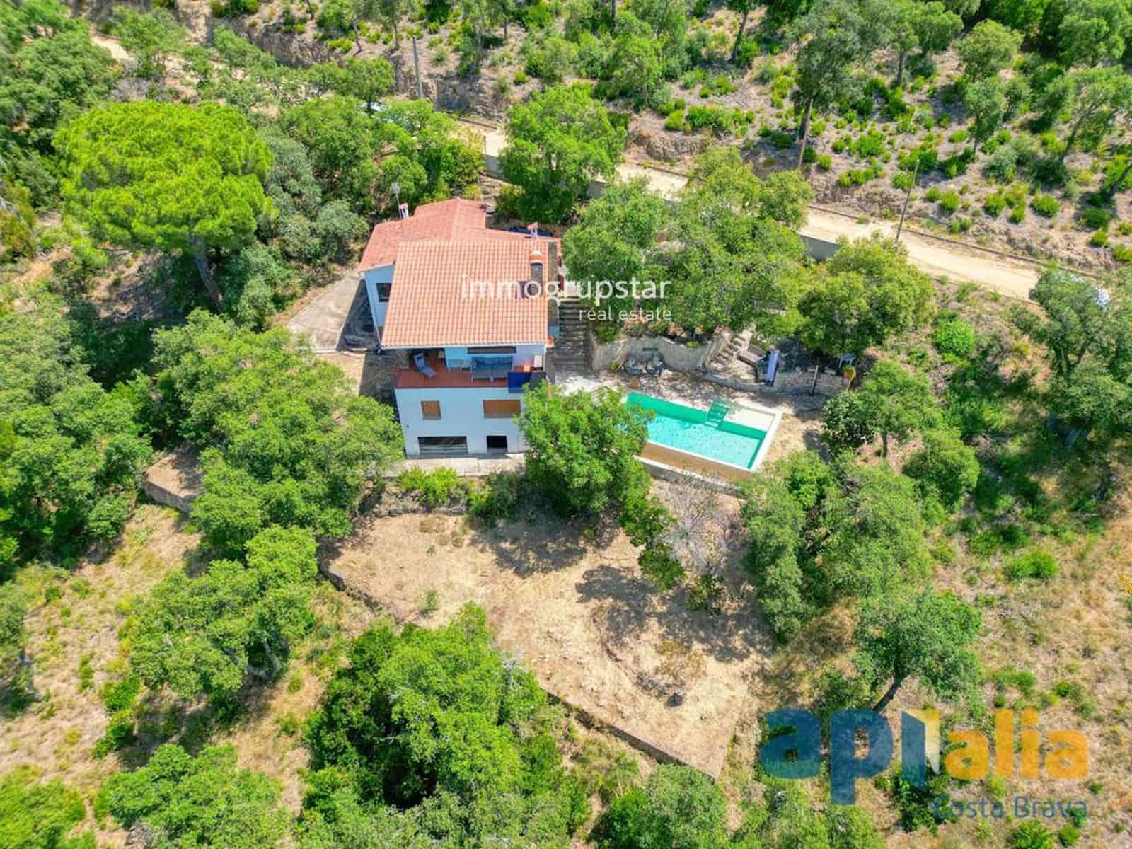 3 soveværelse Villa til salg i Santa Cristina d'Aro med swimmingpool garage - € 360.000 (Ref: 9911999)