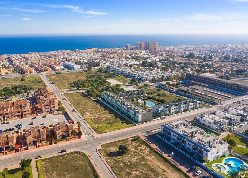 Adosado de 2 habitaciones en Torrevieja en venta con piscina garaje - 249.900 € (Ref: 8758604)