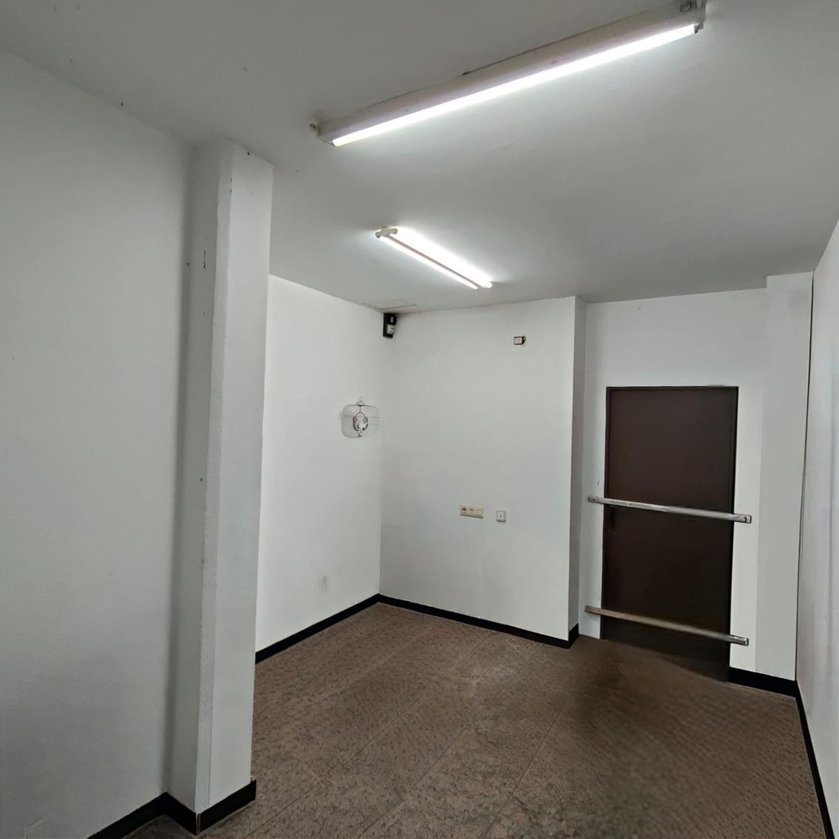 Erhverv til salg i Valencia by - € 400.000 (Ref: 10180655)
