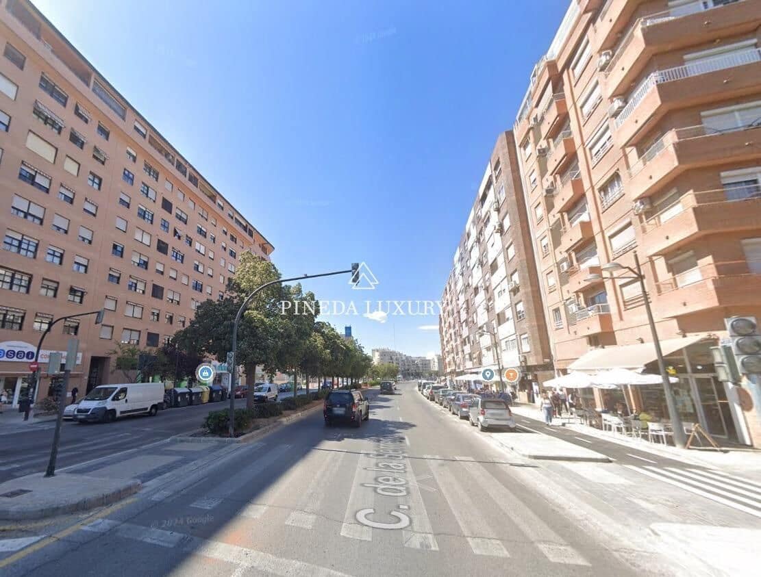 9 bedroom Hotel for sale in Valencia city - € 1,800,000 (Ref: 9400945)