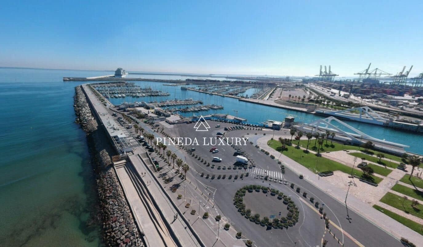 9 bedroom Hotel for sale in Valencia city - € 1,800,000 (Ref: 9400945)