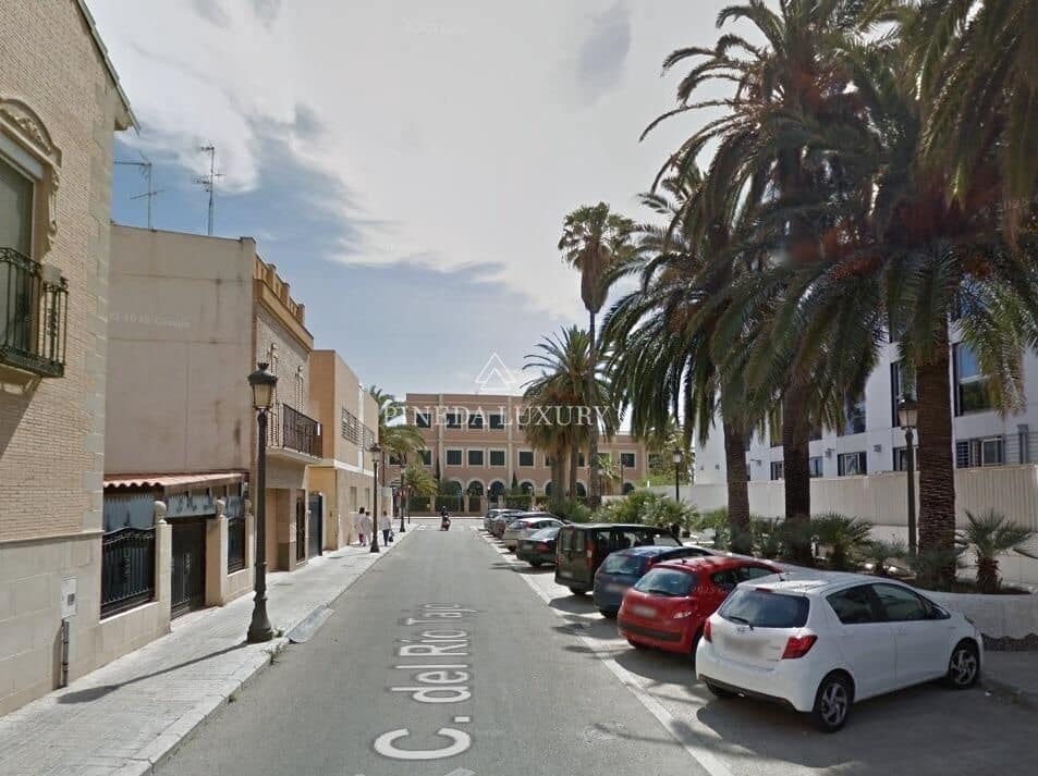 6 soveværelse Rækkehus til salg i Valencia by med swimmingpool - € 990.000 (Ref: 9400946)